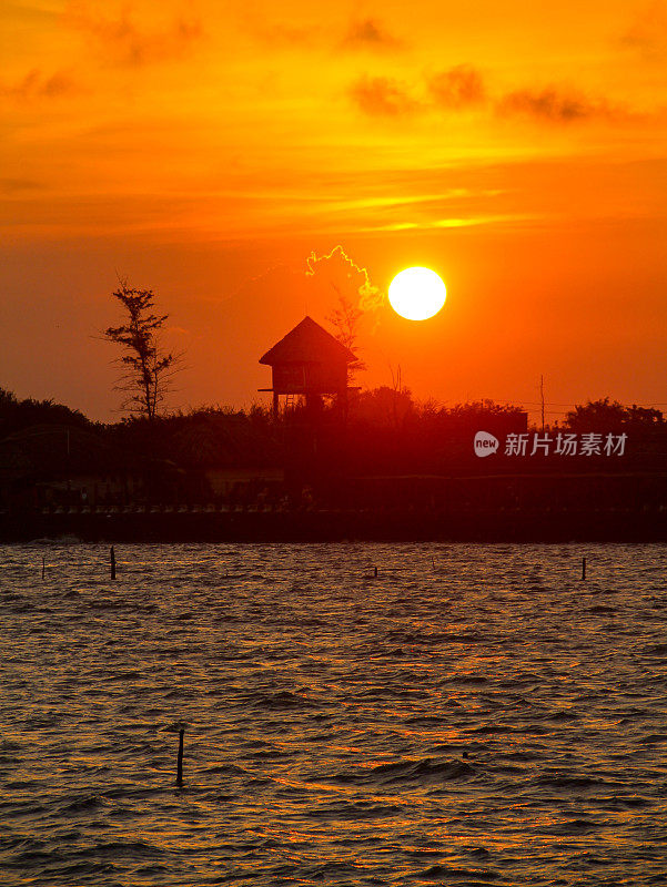 日落剪影在Tan Thanh海，天江省，湄公河三角洲